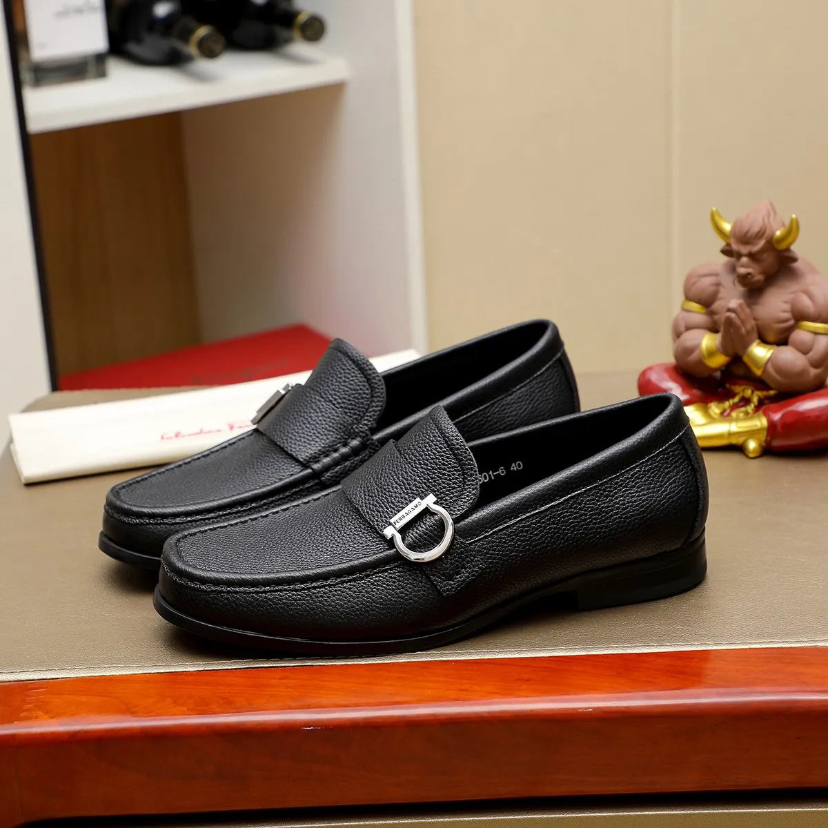 Men's shoes 💰460 🔥 Ferragamo new men's casual slip-on shoes 🇨🇳 Official website original 1:1 mold, original quality 💯 fine workmanship, high-end luxury ☘ The upper is made of imported Italian first-layer cowhide 🌴 Luxurious water dyeing 🐂 Leather lining 🍓 Rubber wear-resistant and non-slip outsole, breathable and comfortable to wear 🍍 The first choice for high-taste men, color optional! Code number 38-44 (45.46. Customized)